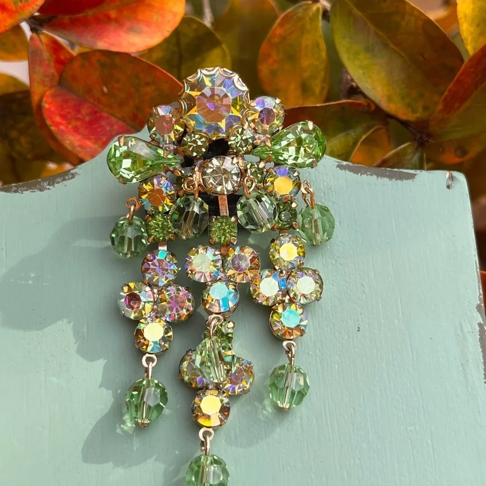 VINTAGE AURORA BOREALIS GREEN RHINESTONE brooch. Rare. Juliana? - Picture 9 of 9